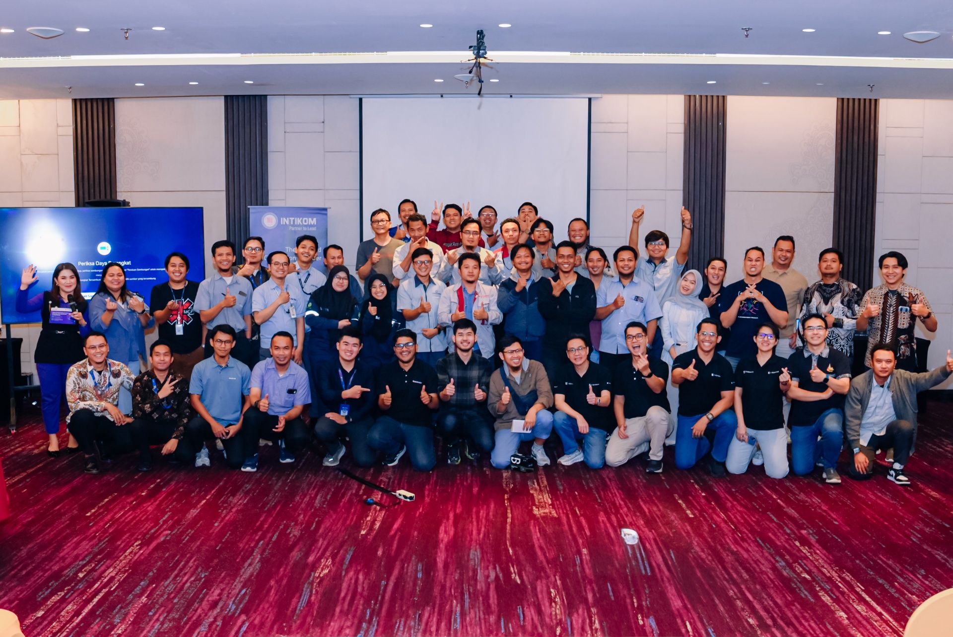 Group photo with 30 customers following a customer event.